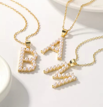 Colgante inicial personalizado con collar de perlas y monograma dorado