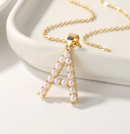 Colgante inicial personalizado con collar de perlas y monograma dorado