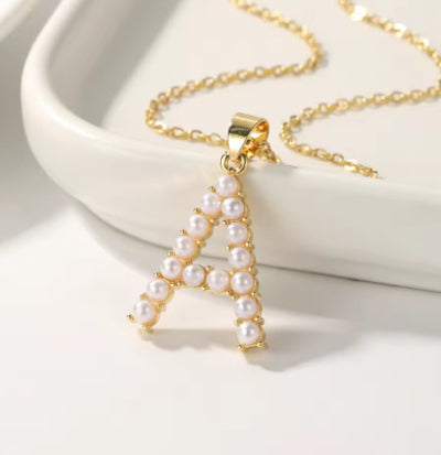 Colgante inicial personalizado con collar de perlas y monograma dorado