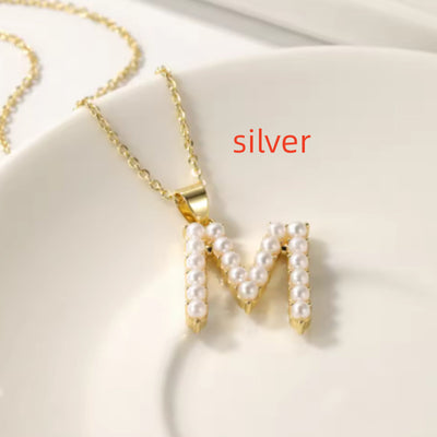 Colgante inicial personalizado con collar de perlas y monograma dorado